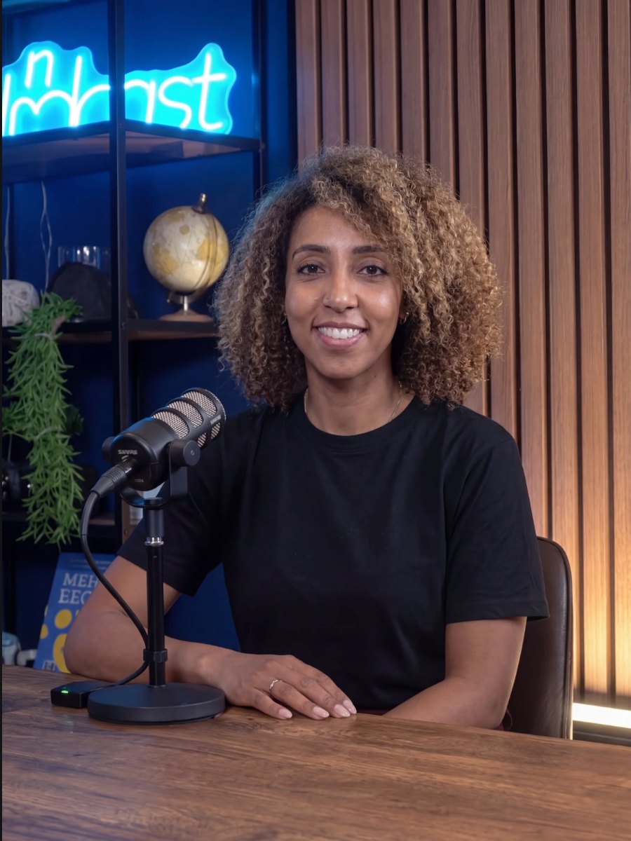Invités enregistrant un épisode dans un studio podcast professionnel